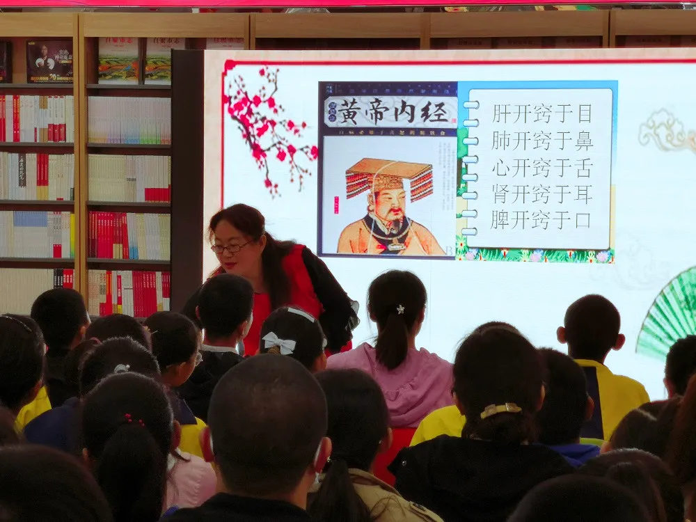 白银市妇联举办“诵国学经典·传优良家风”国际家庭日专场亲子阅读活动