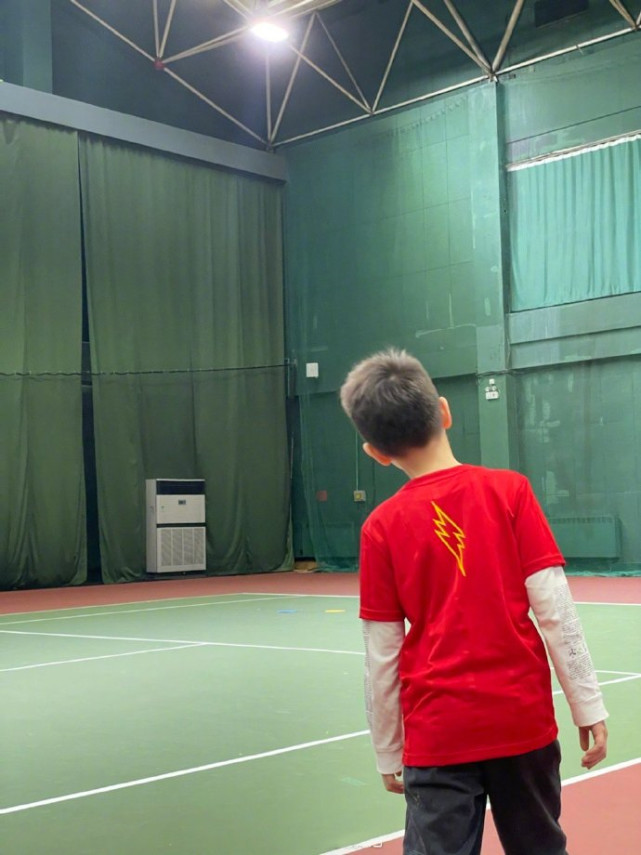 杜江久違曬兒子近照，7歲嗯哼撞臉“現男友”，被爸爸稱小李現