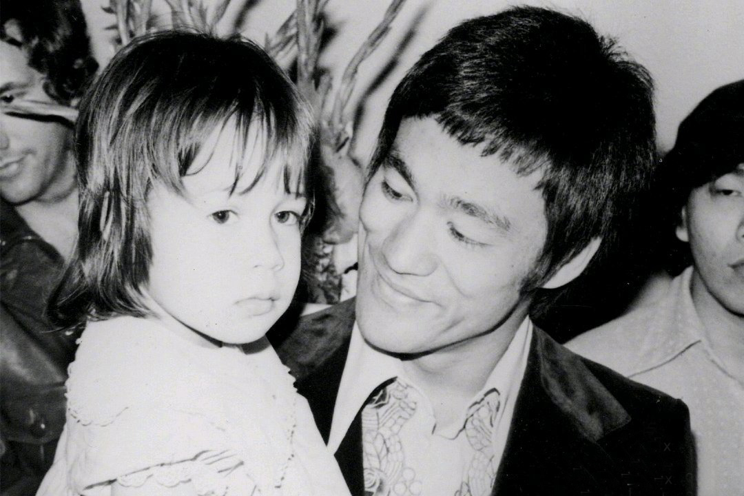 李小龙去世48年，儿子离奇死亡，唯一的女儿李香凝如今怎么样？