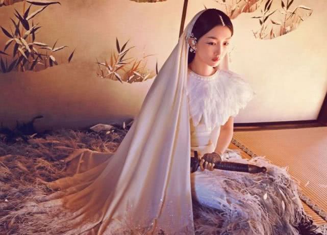 短发被笑“没女人味”，看到周冬雨为古装剧接