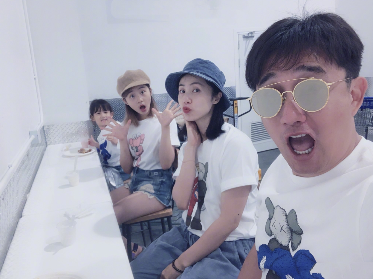 黄磊儿子罕露侧脸，颜值引发争议，“完美避开