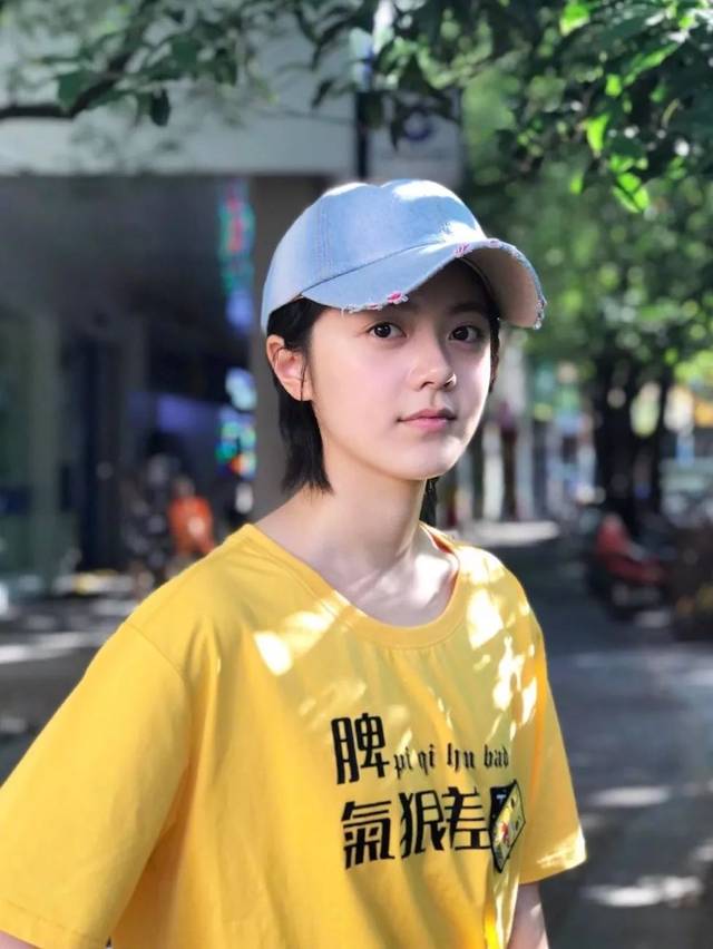 Baby被赵今麦捏脸，网友甚是担心，是否整容与否