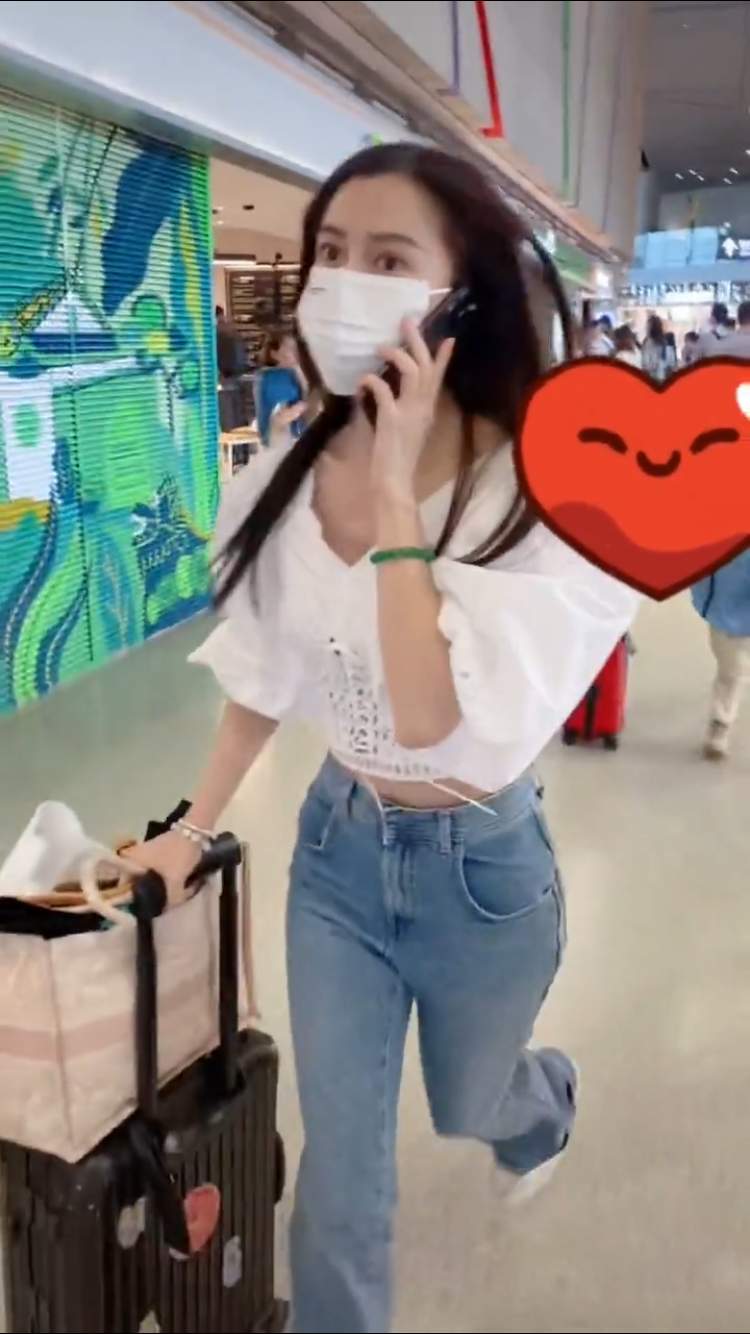 baby帶兒子出行，4歲小海綿獨自推行李箱，母子倆機場狂奔太可愛