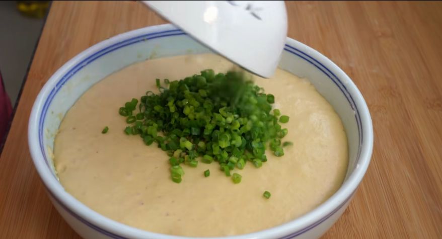 The egg bubble method is simpler than fried dough sticks. It does not knead or roll the noodles. It is noisy and delicious.
