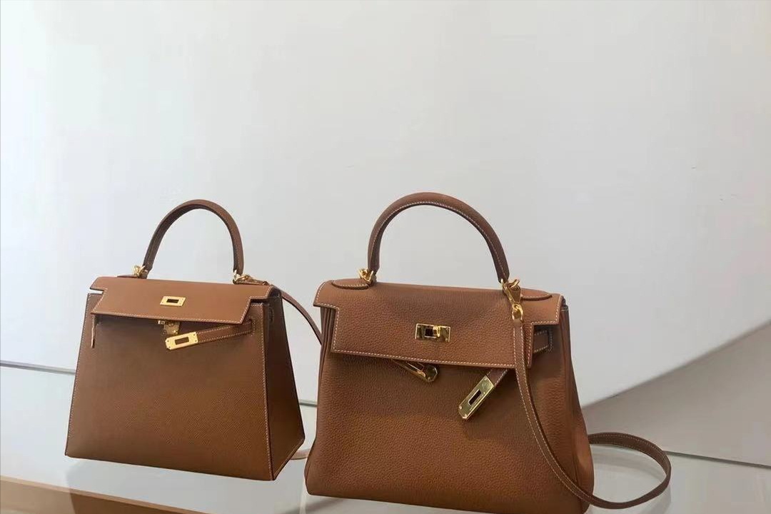 网友偶遇袁咏仪买名牌包，张智霖在旁等候，随时准备掏15万元买单