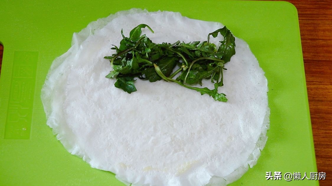 初春嚐鮮，挖野菜一天能賣100元，這樣包著春捲吃，還會灌湯