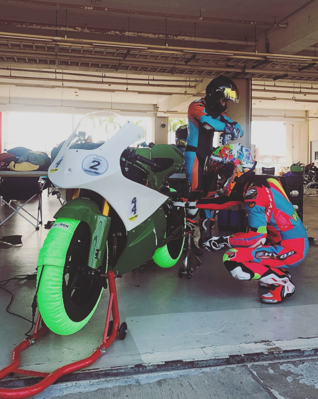 毫不在乎？欧弟刚刚才官宣离婚，郑云灿就骑机