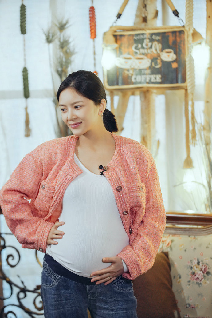 杜淳妻子也有了“明星包袱”，挺着圆滚滚孕肚