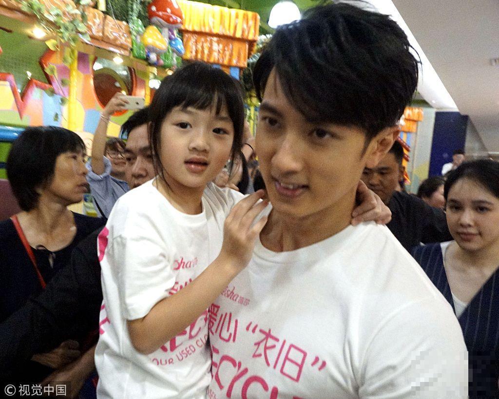 有種“女大十八變”叫吳尊女兒，《爸爸去哪兒》4年後，變成這樣