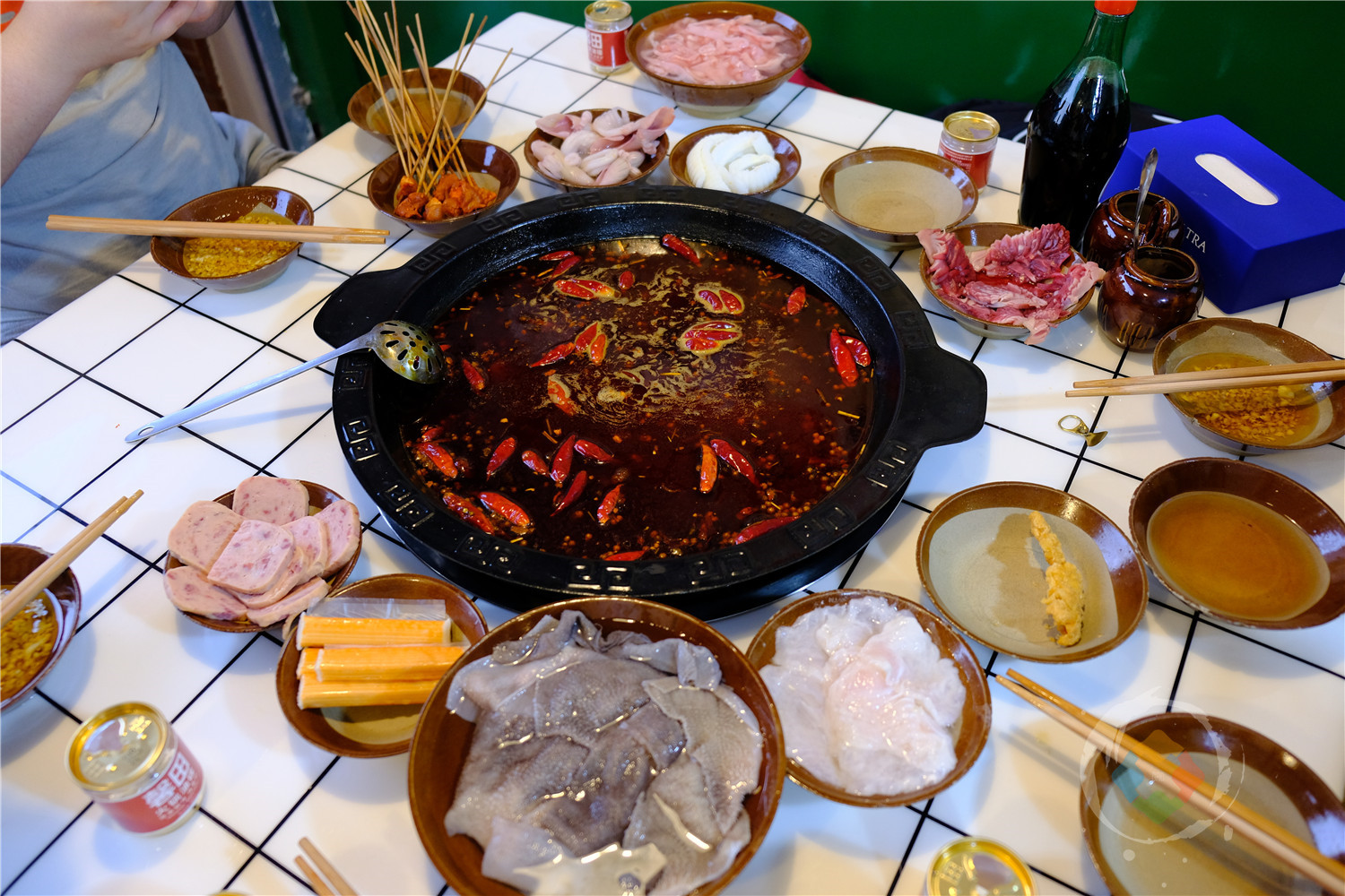 重庆江边最浪漫的餐厅，仿佛置身海底世界，超大型鲨鱼近在眼前