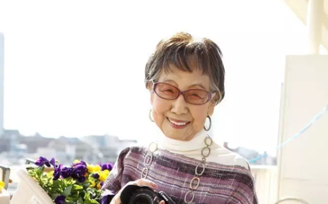 日本第一位女摄影师：71岁重新工作，97岁失恋，