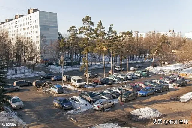 小區(qū)地上車位物業(yè)私自收費(fèi)，2020法律規(guī)定：收費(fèi)行為違法