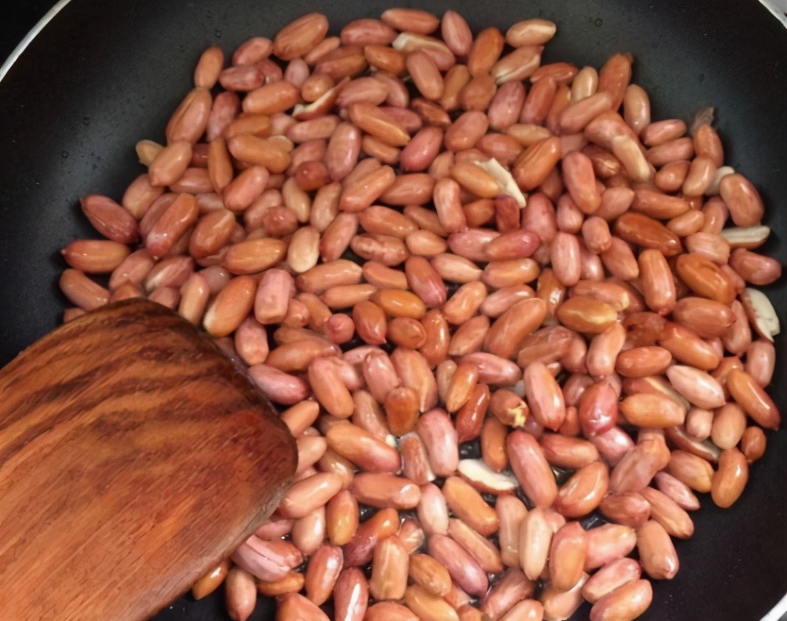 It is a taboo to stir peanuts directly in the pot!  Add 2 more steps, the peanuts are crispy and delicious, but they won’t return to moisture
