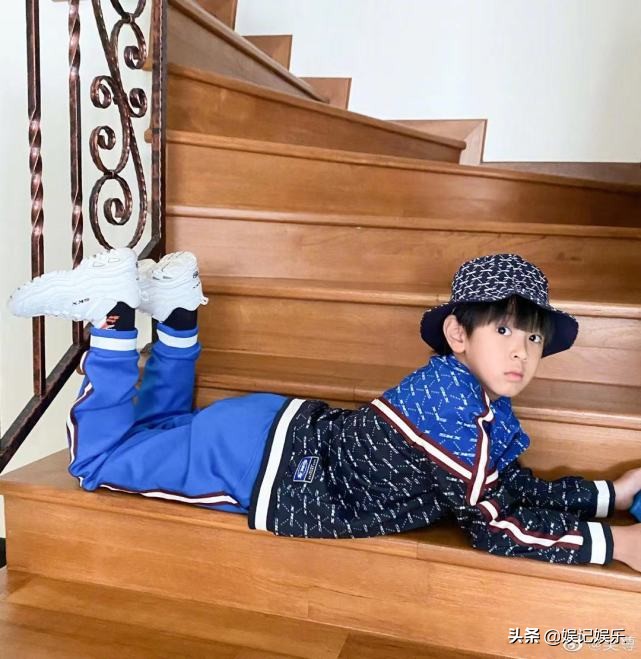 吳尊一家四口買春聯，林麗吟穿短褲破三胎傳聞，跟女兒同框似姐妹