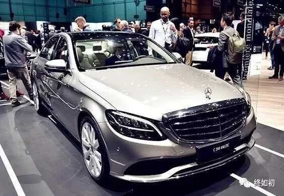 奔驰终于睡醒了！49万一路降到27万，宝马3系奥迪A4L气得想跳楼