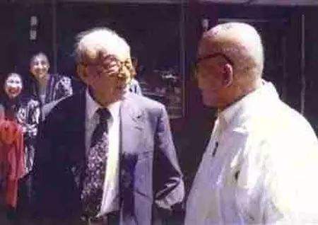 张学良晚年移民美国，生活富裕出手大方，只因