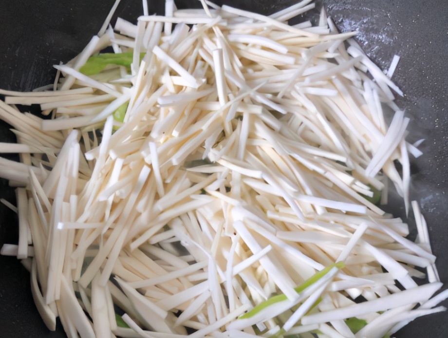 圖片[4]-青椒炒茭白的做法步驟圖 隨便一炒特香-起舞食譜網