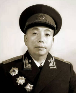 主席推荐粟裕授元帅军衔，而周恩来力主给陈毅，是真是假？