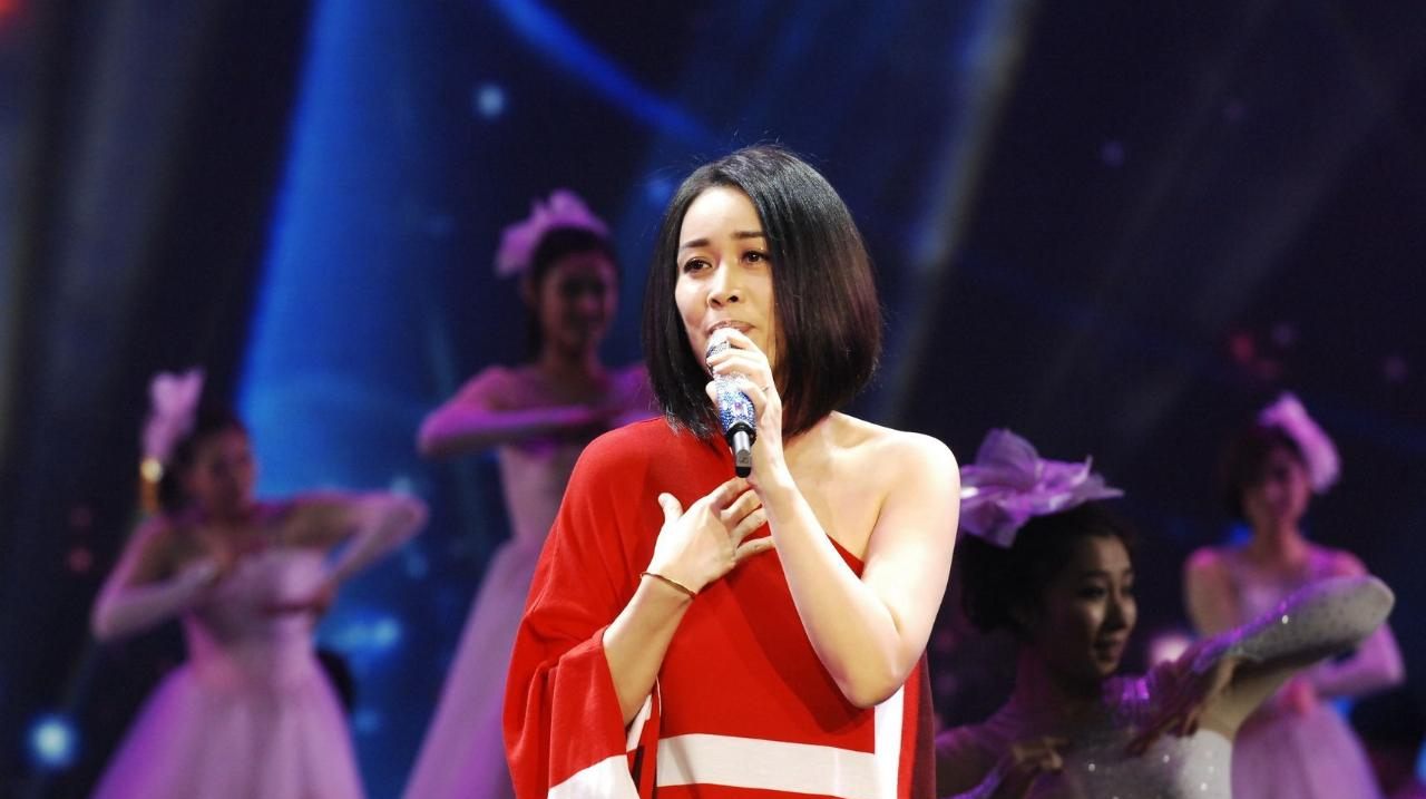 53岁那英短发近照曝光，因身材矮小遭网友点评：