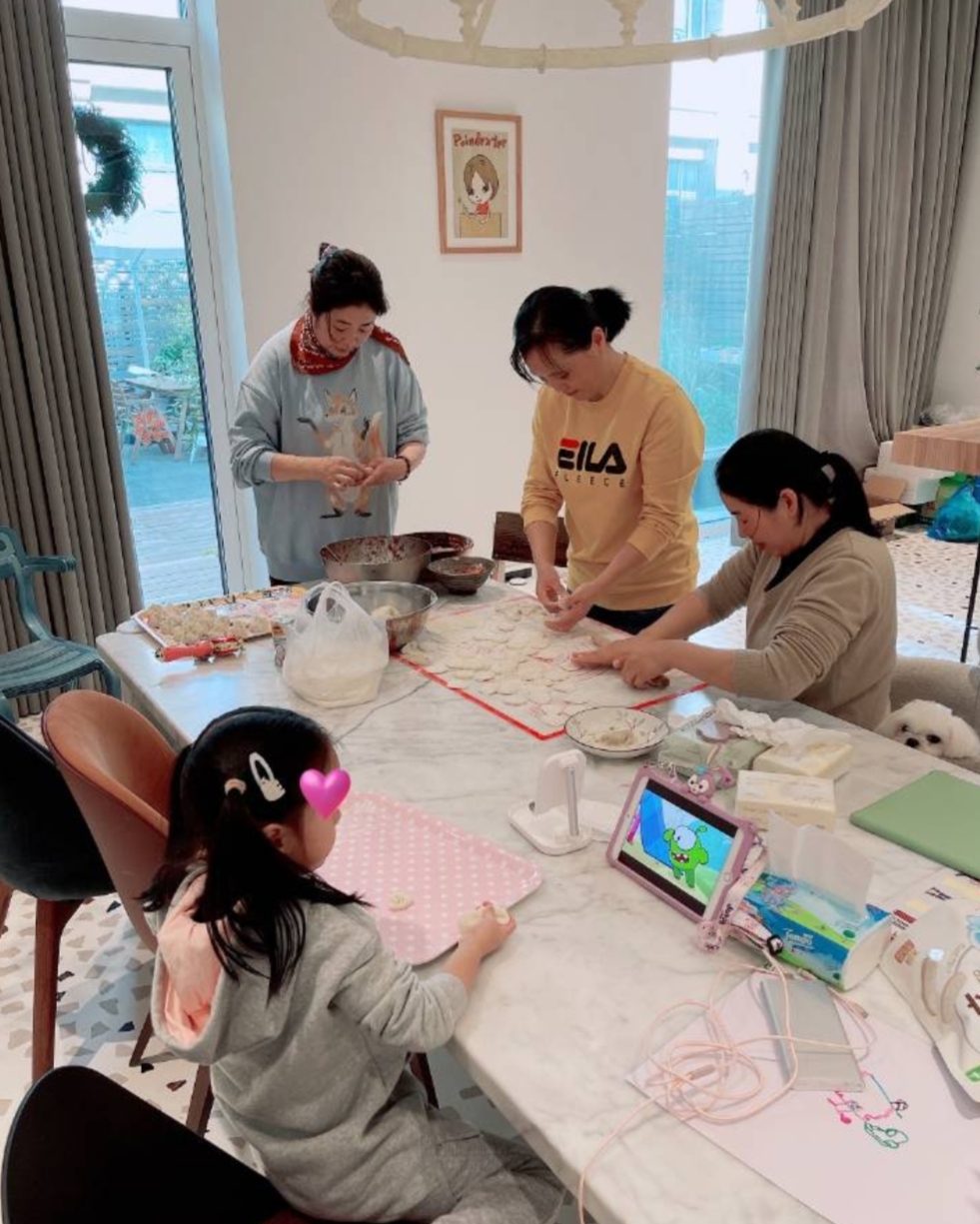 张子萱大女儿包饺子给妹妹吃，小女儿冲天揪搞怪可爱，陈赫未出镜