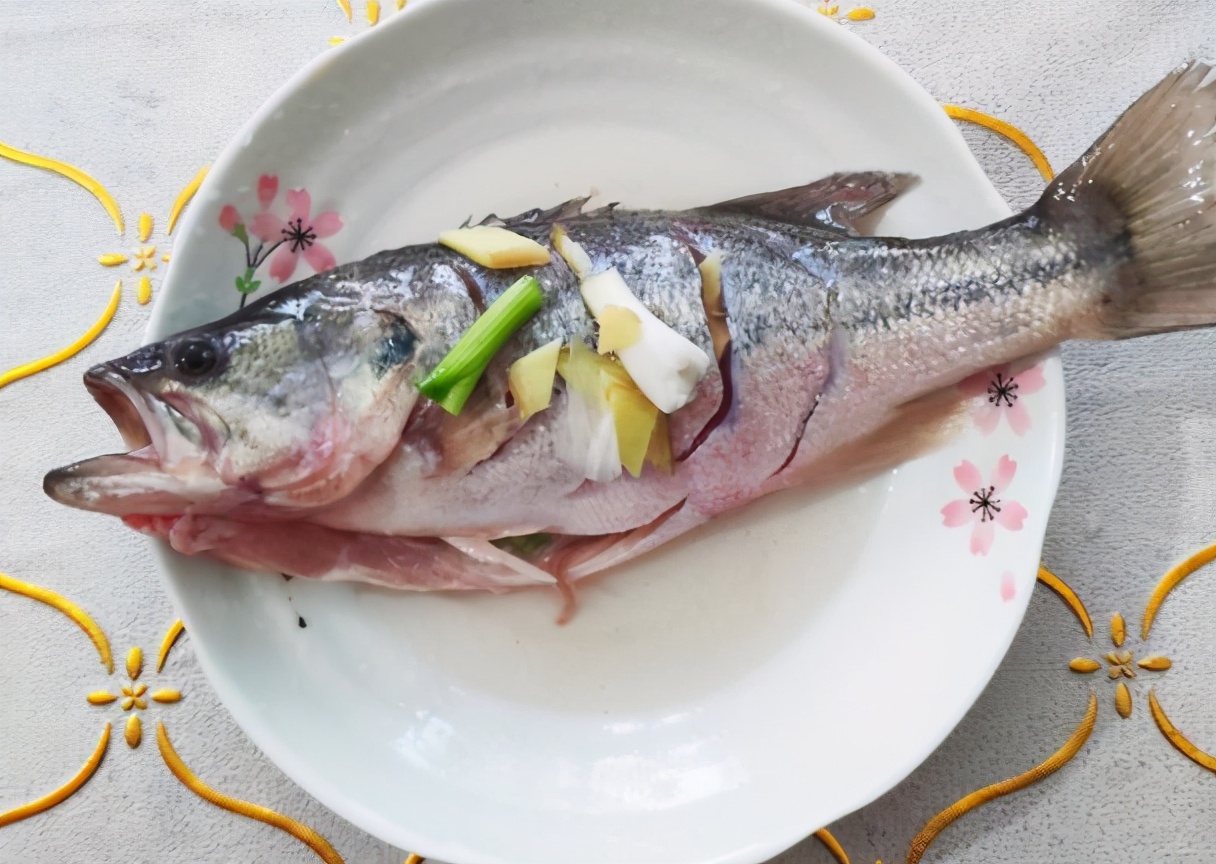 無論蒸哪種魚，都不要放鹽！ 很多人一直弄錯，難怪魚肉不香不嫩