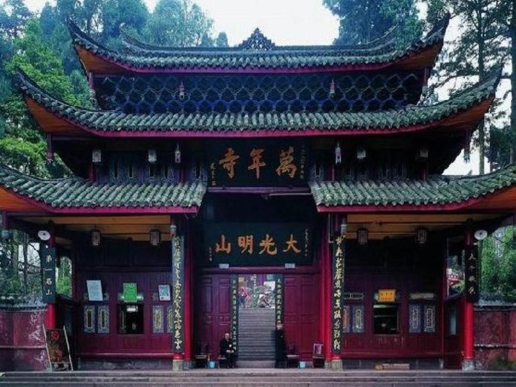 天下名山僧占多 曾祥裕风水团队佛教圣地峨眉山考察记