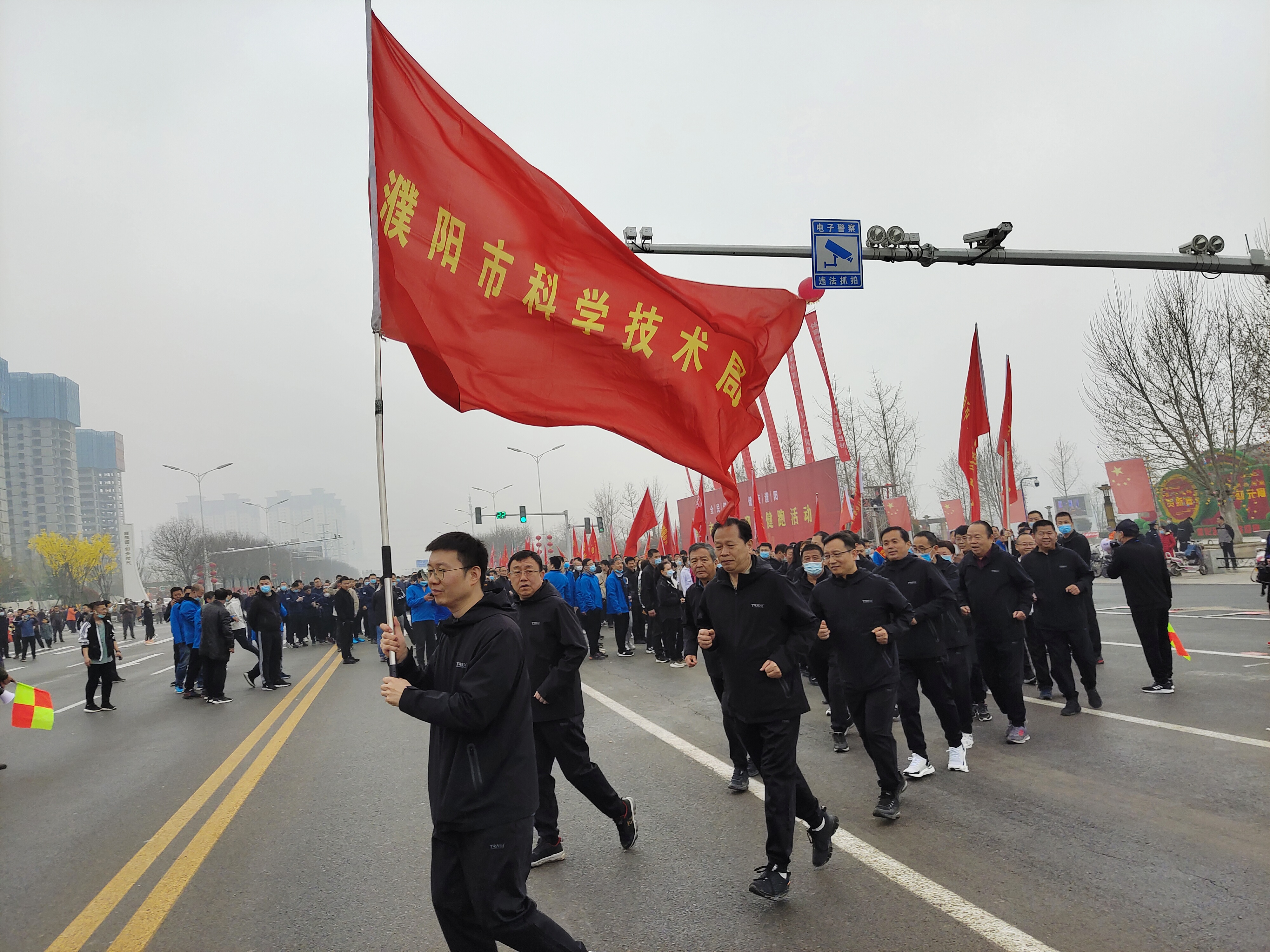 市科技局积极参加我市第四届迎春健跑活动
