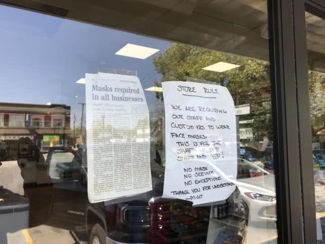 美国便利店店员提醒顾客戴口罩，竟遭其泼咖啡