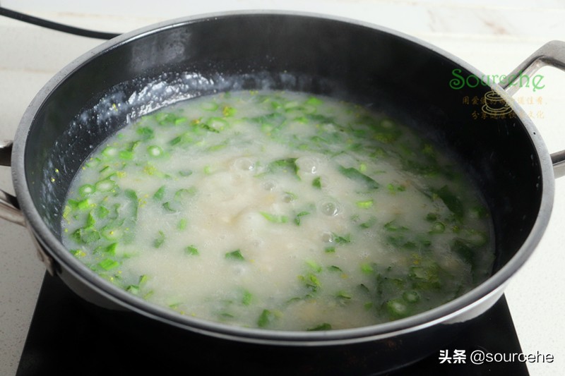 煮芋头汤时加菜心，浓稠香滑，菜心翠绿清甜、处暑之后要常吃