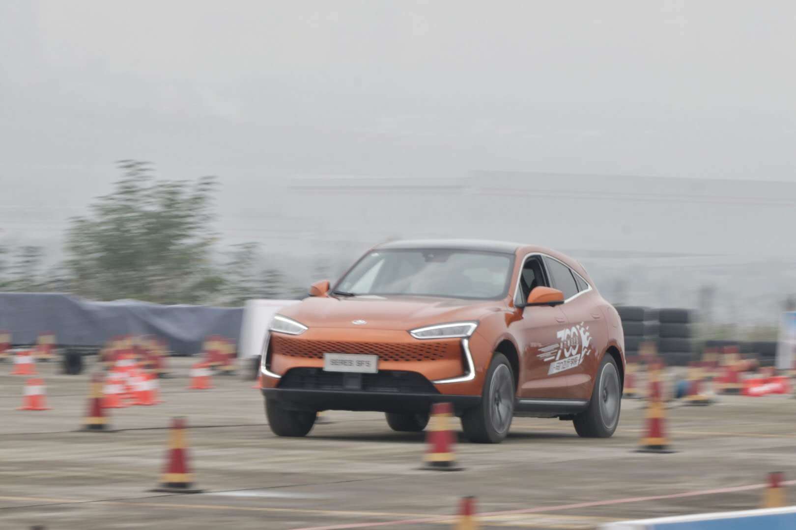 让性能车主欲哭无泪：这车700马力，才33万