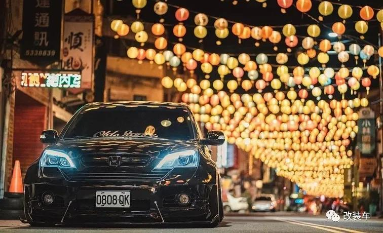 婚纱摄影师都这么个性?开着爆改的宽体本田CR-V给新人拍写真