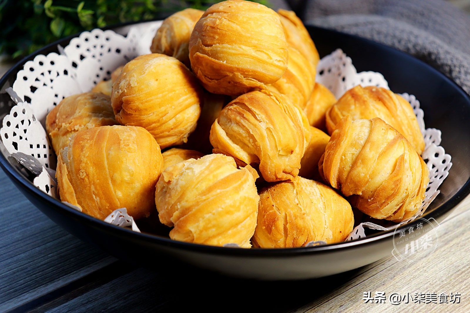 一口酥，做法简单无难度，外酥里软一口一个，越吃越香，太解馋了