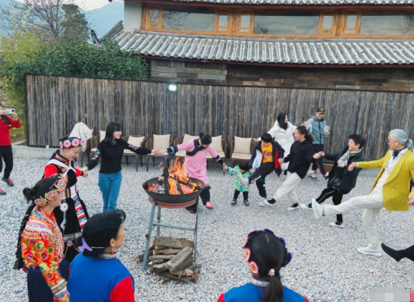 鄒市明兒子軒軒長大了！ 近照眉眼秀氣成帥哥，9歲雙腿粗壯不似爸