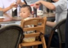 蔡少芬陈浩民两家聚会，在上海外滩被偶遇，指导孩子们摆拍超热闹