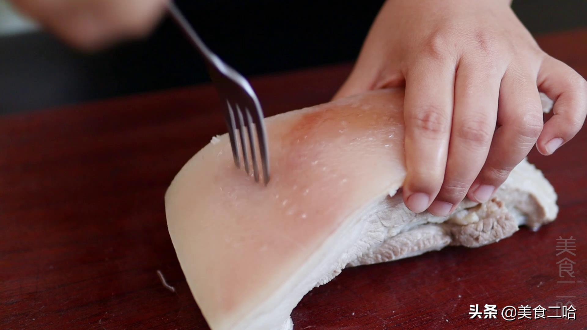 脆皮烤肉：原来烧烤店都是这么做的，酥香不油腻，配上啤酒超过瘾