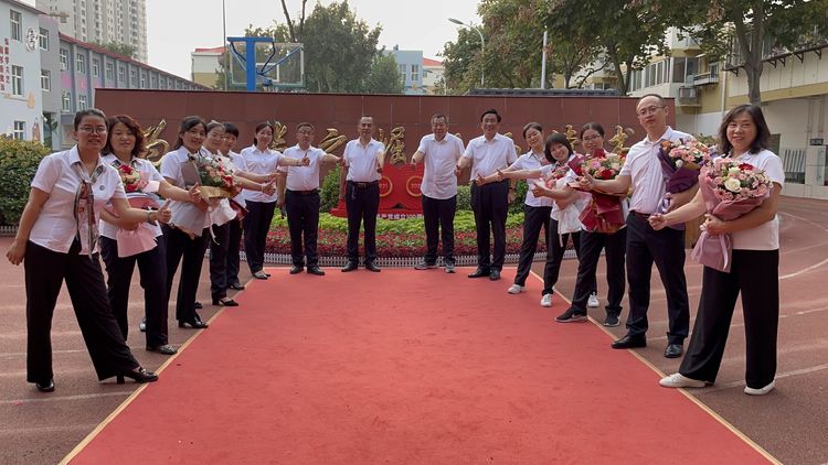 叢臺區(qū)永安中學慶祝第37屆教師節(jié)(圖2)