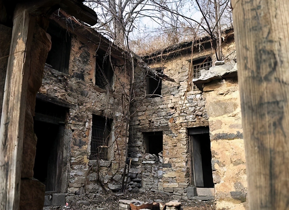 河南一座废弃的村子，被称为中国第一鬼村，当地人从不当回事