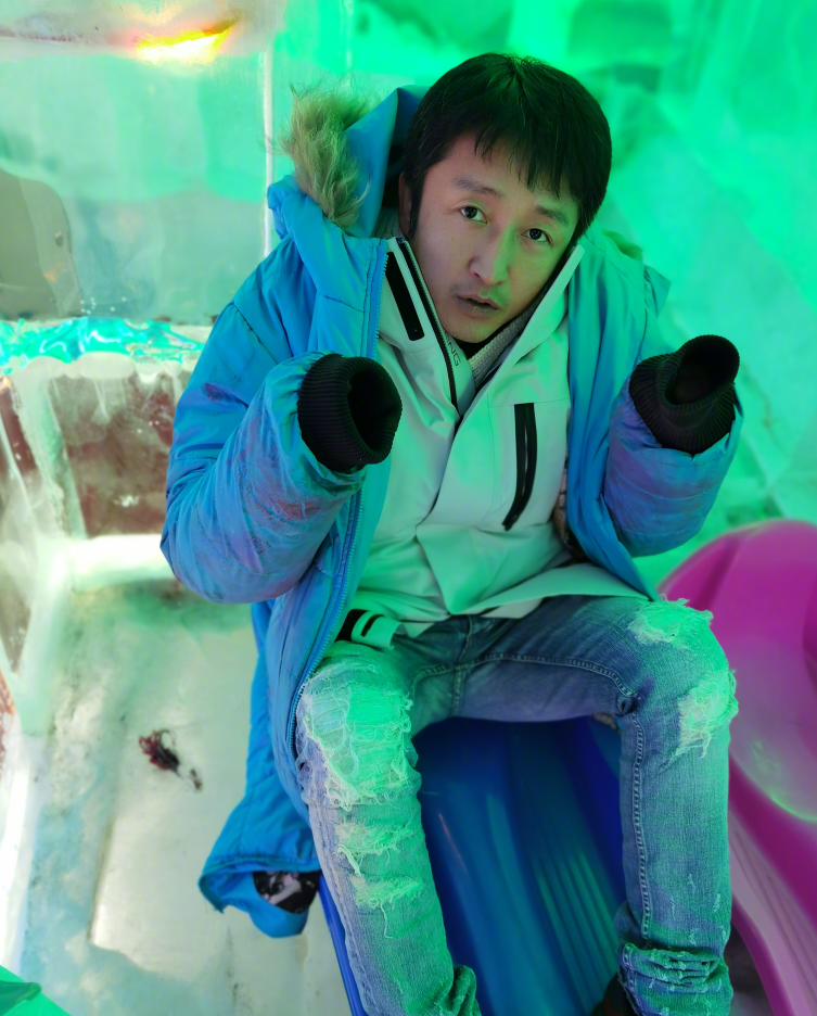 鄒市明一家四口遊哈爾濱，冉瑩穎曬照紀念，和兒子們一起吃冰棍