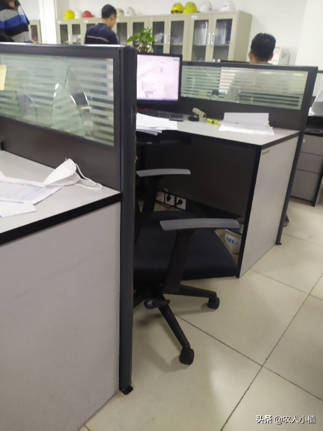 打工十年，卡里只有几百块钱，这样的人活着真失败，说多都是泪。