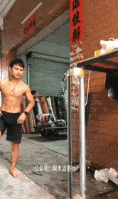 搞笑gif神评：一个人无聊起来什么都做得出来