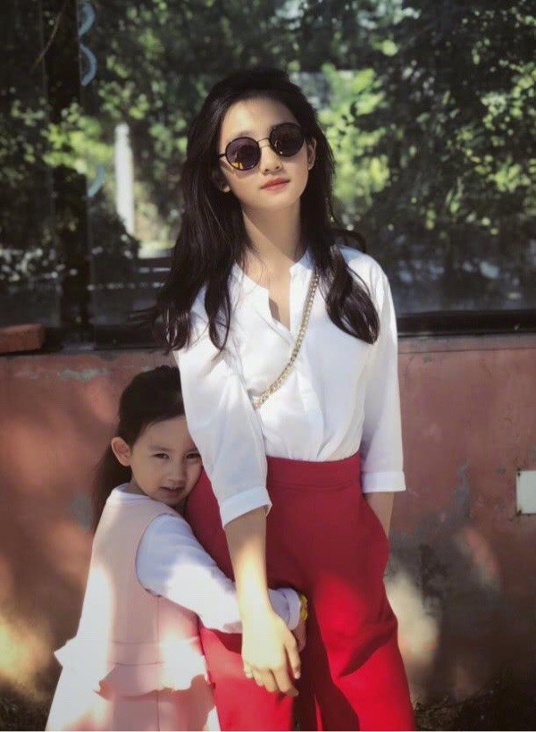 多多長大了！ 與孫莉戴墨鏡合照難辨別，捨棄成熟風改穿白衣顯清純