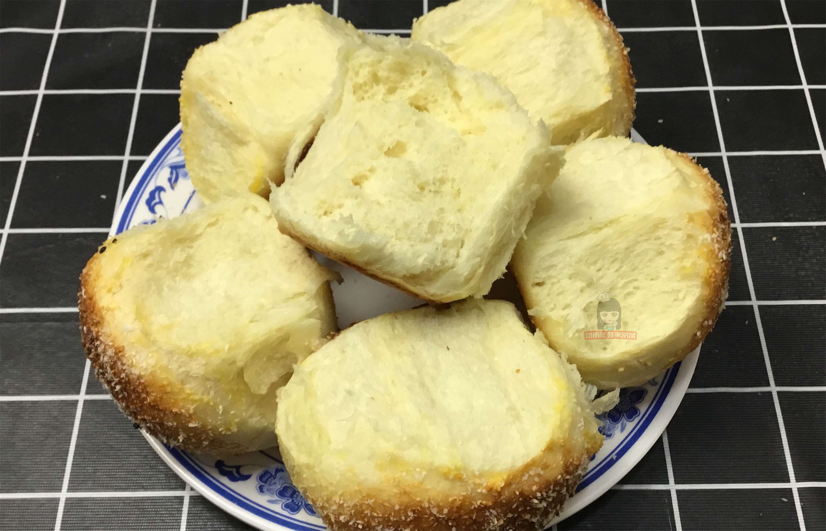 一碗麵粉，一包牛奶，掌握2個小技巧，在家也能做椰蓉小麵包