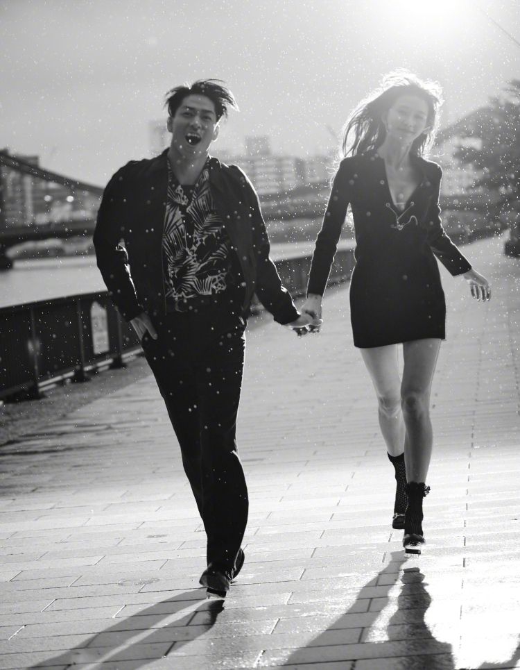 林志玲结婚2周年，携日本丈夫冒雨狂奔好欢快，穿低胸装腰身圆润