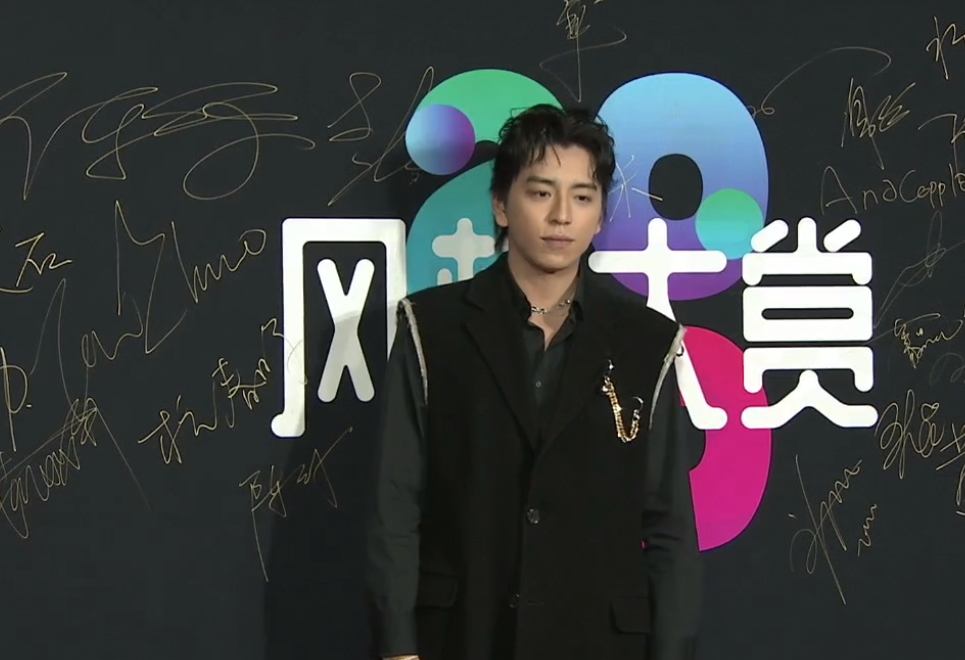 风格大赏明星穿搭：惠英红像鸡毛掸子，许佳琪