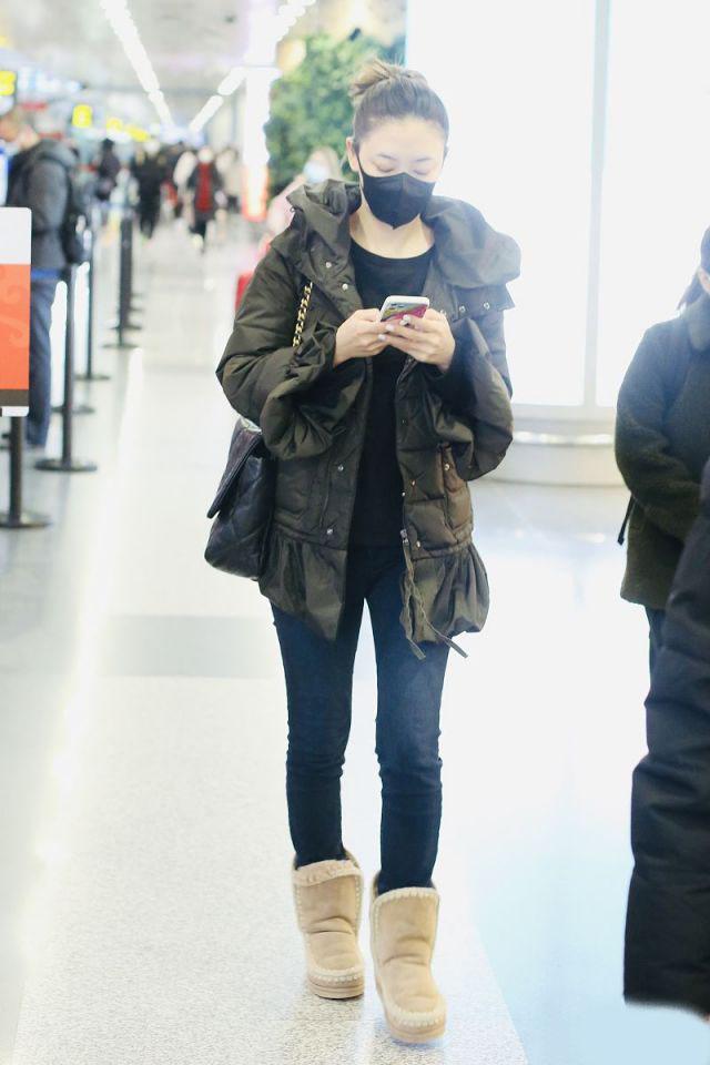 應采兒素顏太抗打，一身低調色依舊美到發光，確定是37歲倆娃媽