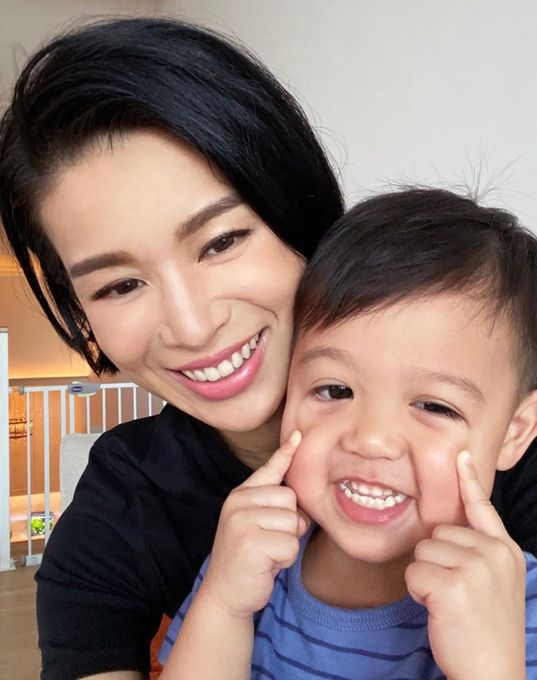 胡杏儿老公晒儿子吃早餐，Brendan双手托腮大眼睛灵动可爱