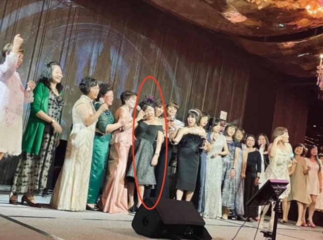 林心如4歲女兒近照曝光，穿連衣裙抱霍建華大腿撒嬌，太像洋娃娃
