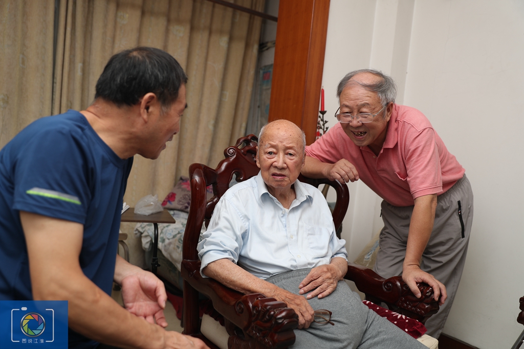 我父亲104岁，他是朱自清表弟，放弃月薪180元美金参加起义