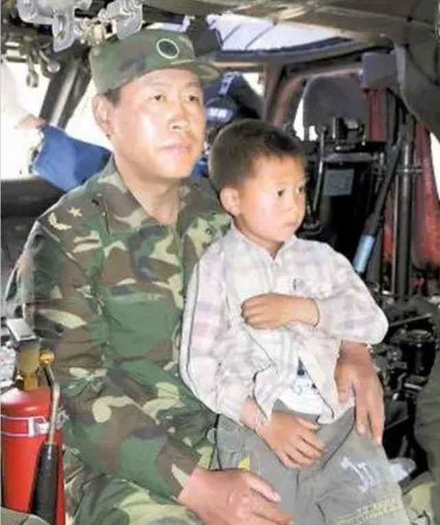 感动！河南水灾视频，一位年长战士被网友认出，竟是共和国上将
