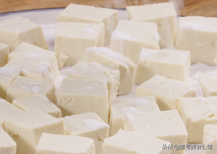 在家教你做椒鹽脆皮豆腐，外脆里嫩，簡單營養，吃一次念念不忘